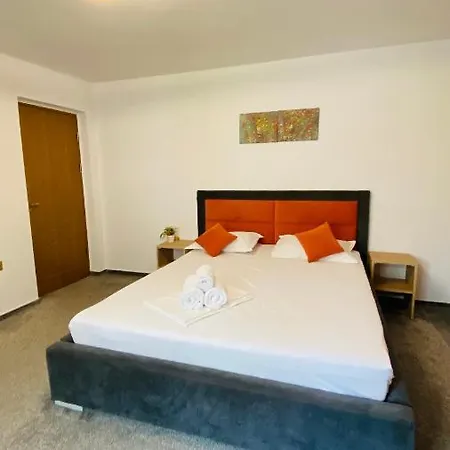 Orange House Проживання в сім'ї *