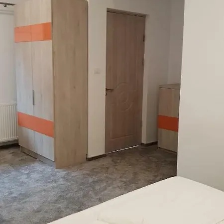 Проживання в сім'ї Orange House