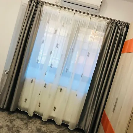 Проживання в сім'ї Orange House Констанца