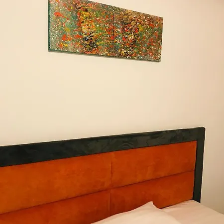 Проживання в сім'ї Orange House Констанца