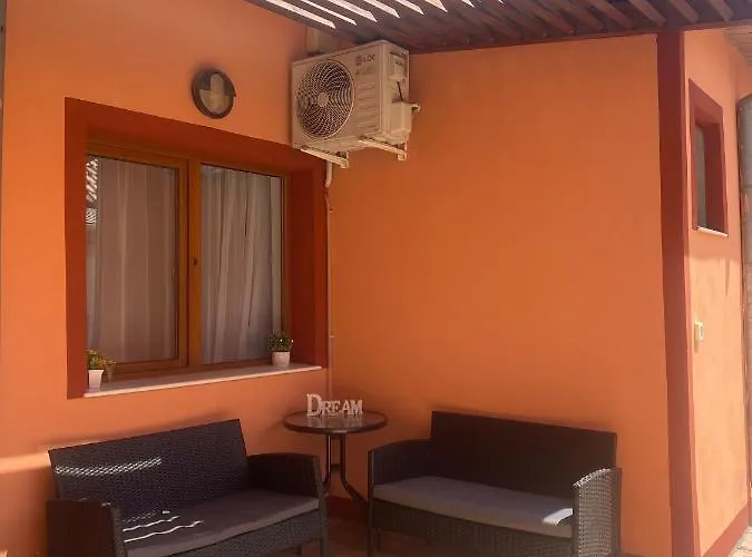 ホームステイ Orange House コンスタンツァ