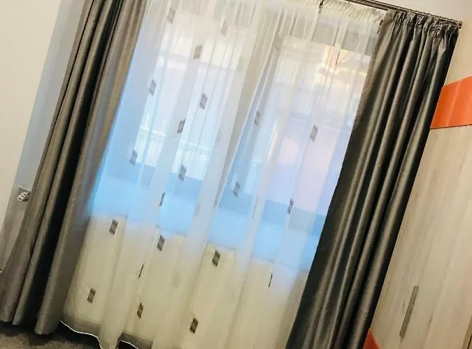 ホームステイ Orange House コンスタンツァ